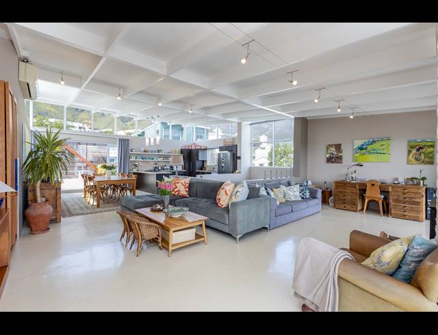 4 BEDROOM FREESTANDING FOR SALE IN VREDEHOEK